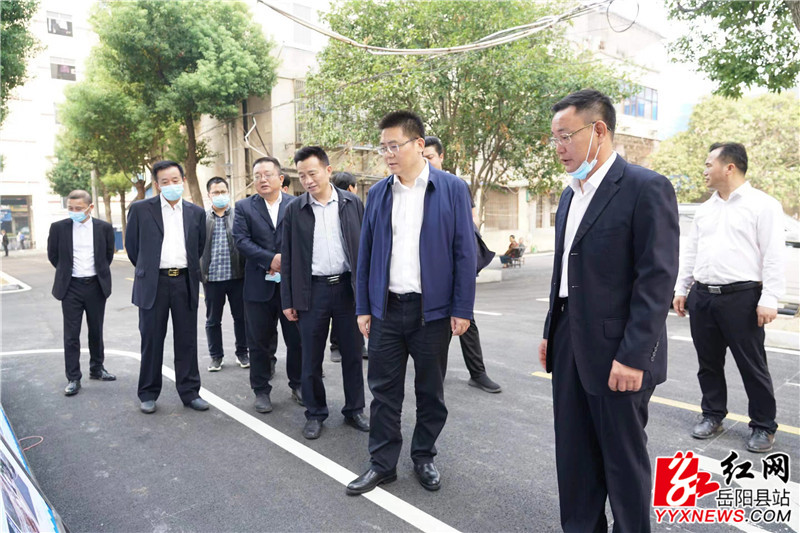 肖湘晖参观县畜牧水产发展服务中心老旧小区改造介绍展板.jpg 肖湘晖参观县畜牧水产发展服务中心老旧小区改造介绍展板.jpg