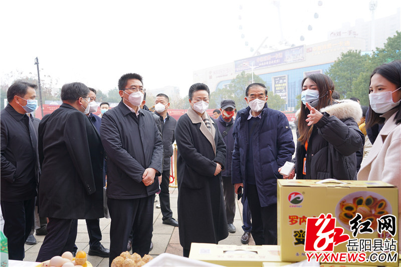 前往农特产品展位进行巡展.JPG 前往农特产品展位进行巡展.JPG