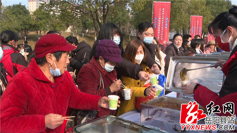 游客争相品尝.JPG 游客争相品尝.JPG