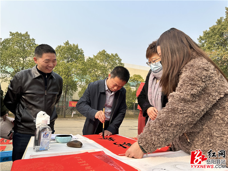 王卫兵写春联_副本.jpg 王卫兵写春联_副本.jpg