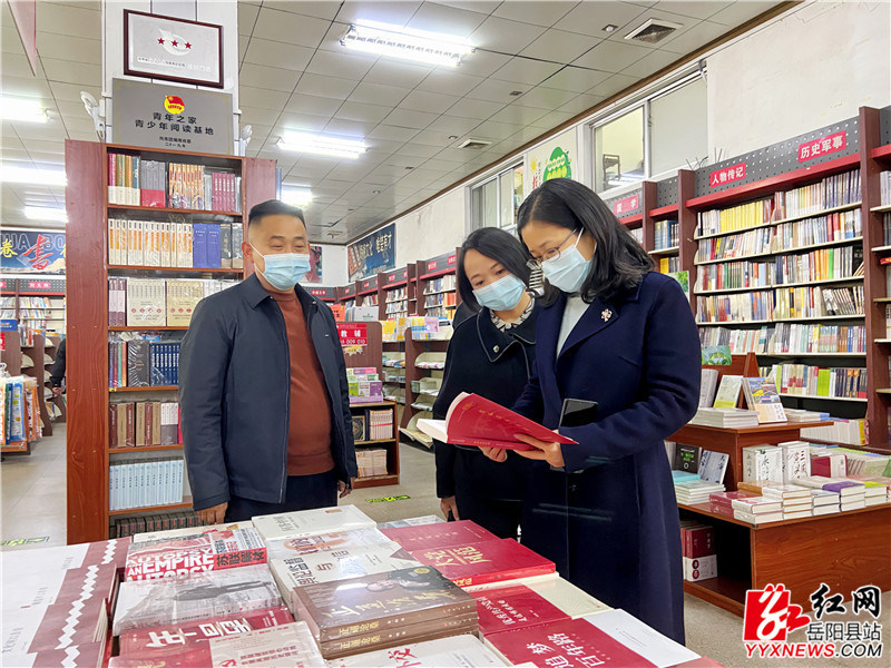 何喜到新华书店督查_副本.jpg 何喜到新华书店督查_副本.jpg