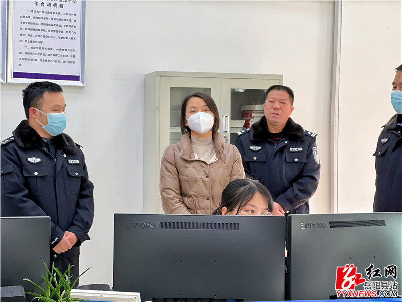 宋华在县公安局110指挥中心查看实时监控_副本.jpg 宋华在县公安局110指挥中心查看实时监控_副本.jpg