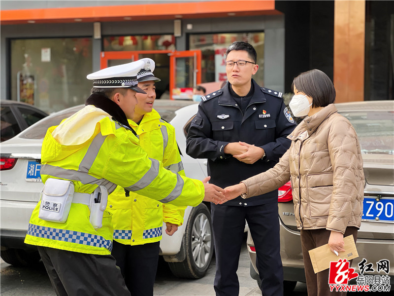 宋华在万福来红绿灯处慰问县交警大队执勤干警_副本.jpg 宋华在万福来红绿灯处慰问县交警大队执勤干警_副本.jpg