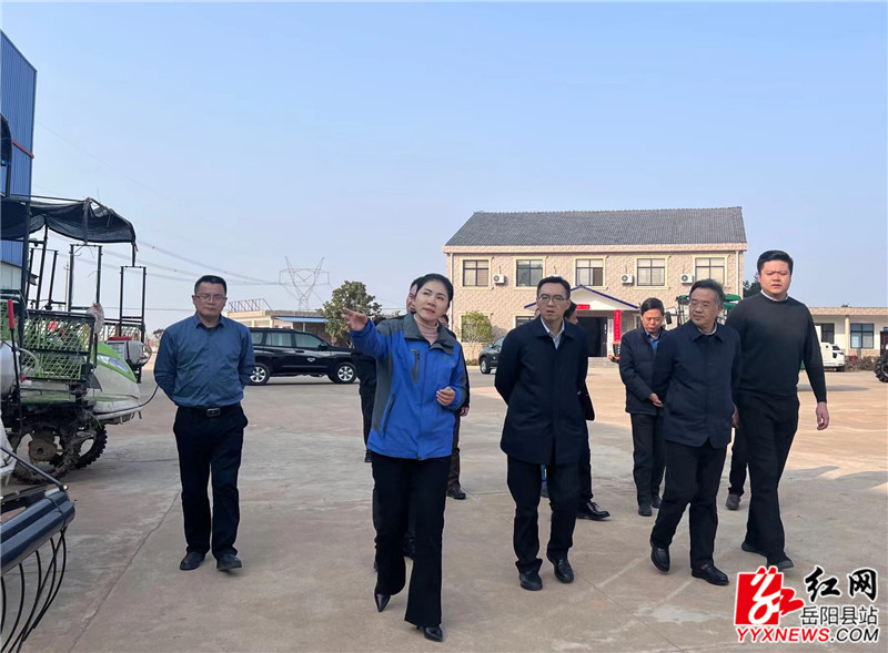 在丰瑞农机专业合作社了解农机情况_副本.jpg 在丰瑞农机专业合作社了解农机情况_副本.jpg