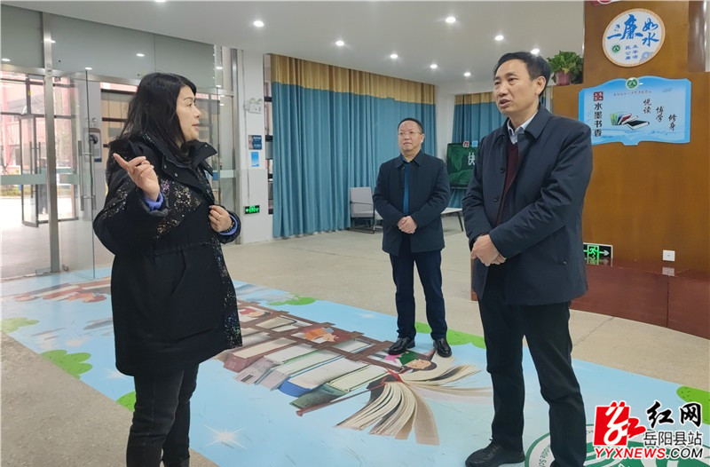 周里询问图书馆相关情况.jpg 周里询问图书馆相关情况.jpg