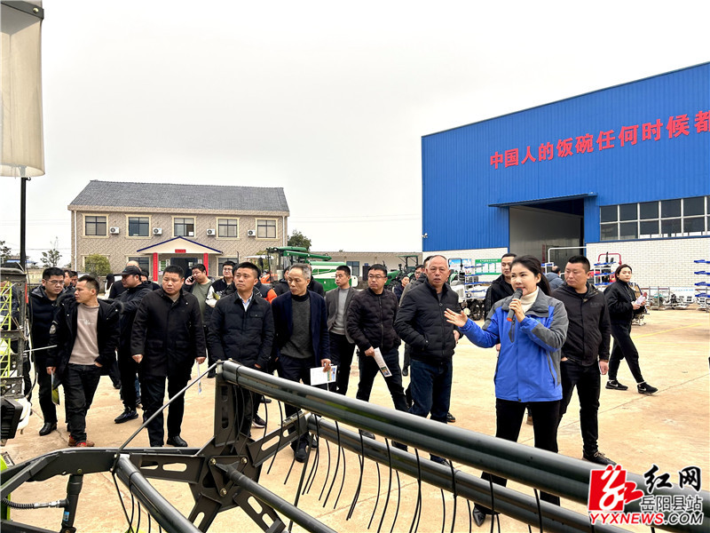 董敏芳向学员介绍农机设备_副本.jpg 董敏芳向学员介绍农机设备_副本.jpg