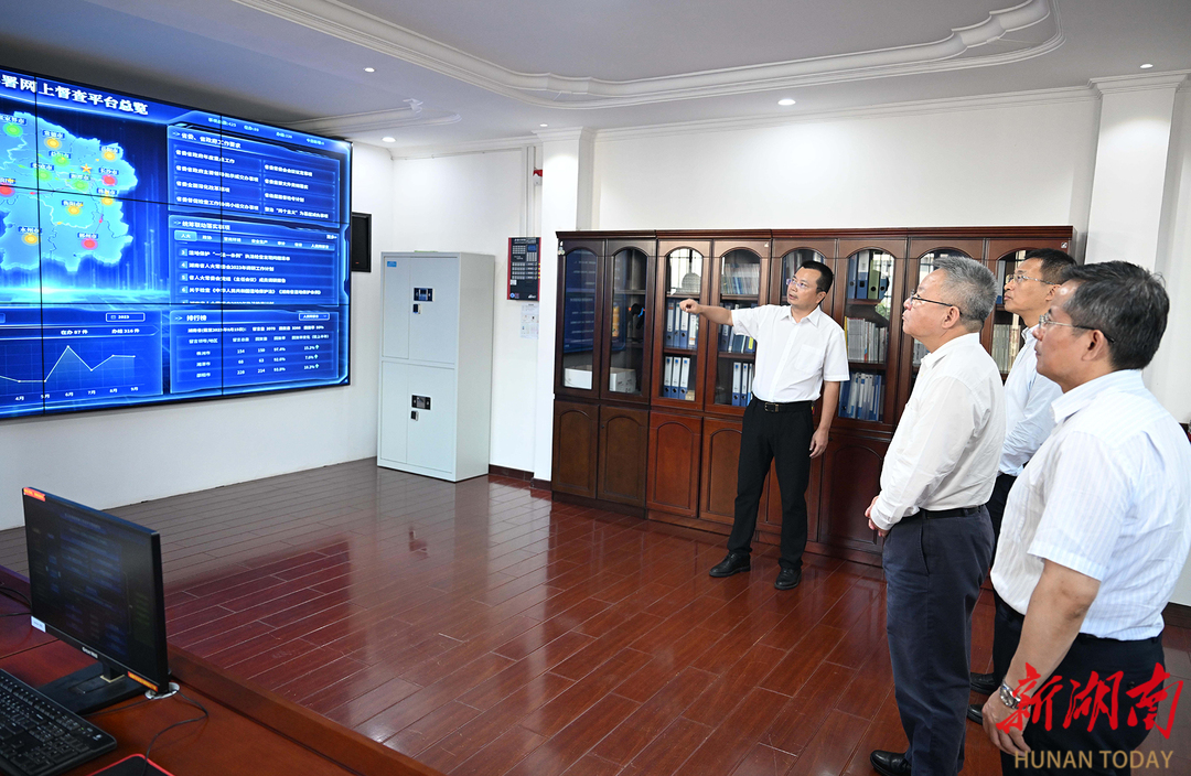 9月18日,沈晓明察看重大决策部署网上督查平台、文会智治信息化平台演示,听取减轻基层负担有关情况介绍。湖南日报全媒体记者 唐俊摄