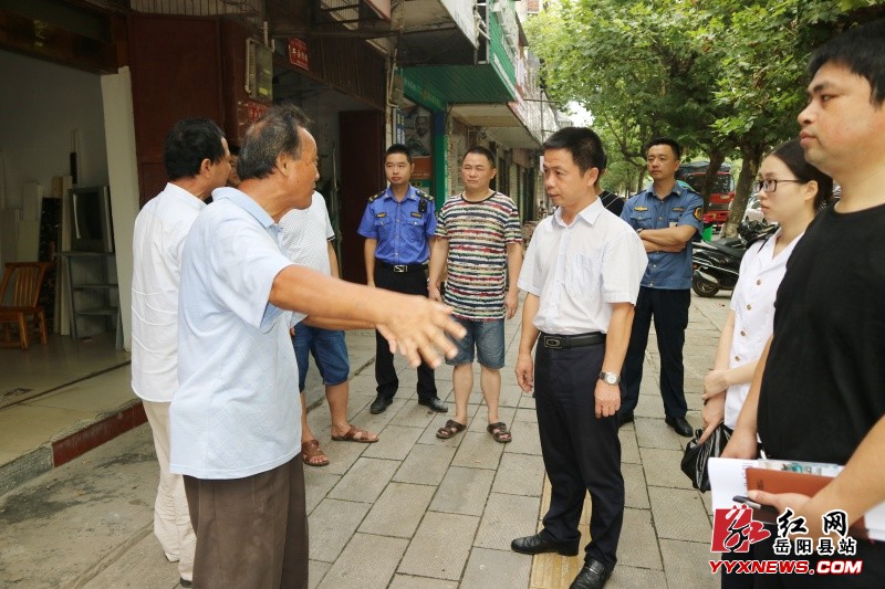 “路长”王卫兵复查车站路文明创建工作