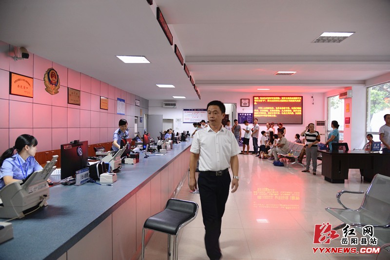 王卫兵督查窗口单位、网吧、公共文化场馆文明创建情况