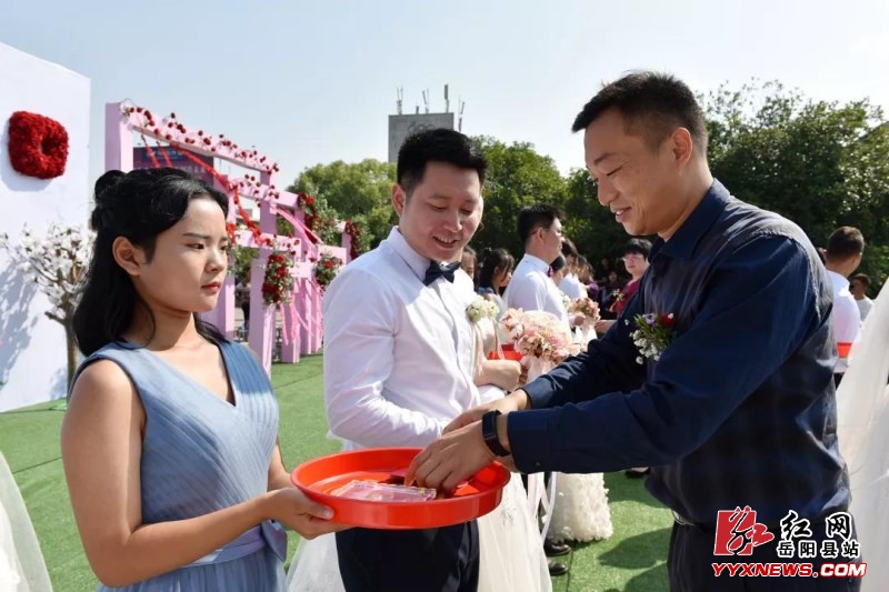 我县举办首届集体婚礼 18对新人引领文明新风尚