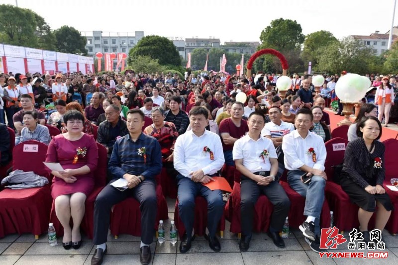 我县举办首届集体婚礼 18对新人引领文明新风尚