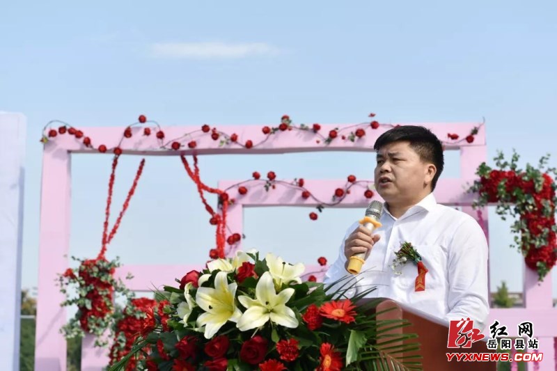 我县举办首届集体婚礼 18对新人引领文明新风尚