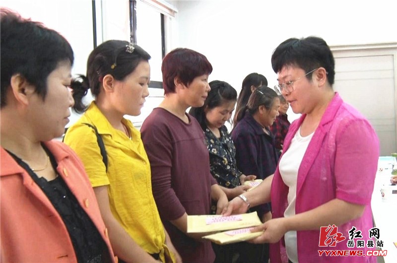彭碧芳为农村"两癌"贫困妇女发放救助金 红网岳阳县分站9月30日讯
