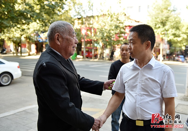 王卫兵到车站路督查文明创建工作