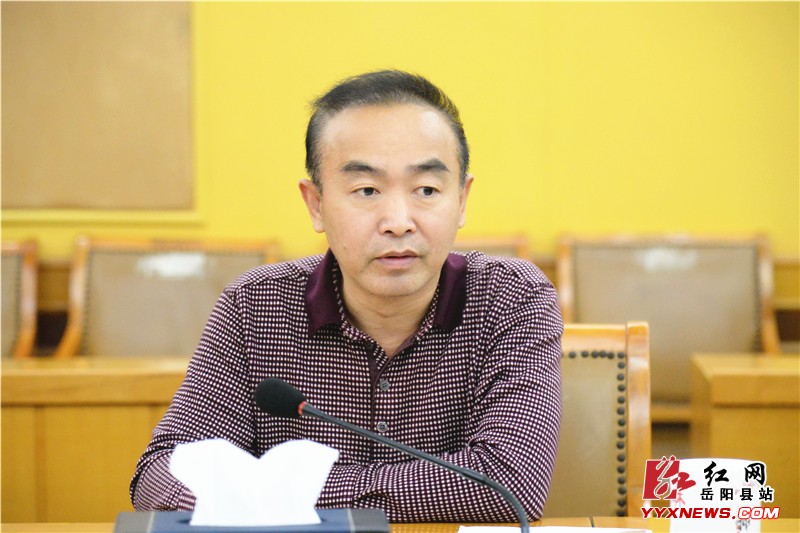 王保林调度特色小镇建设工作