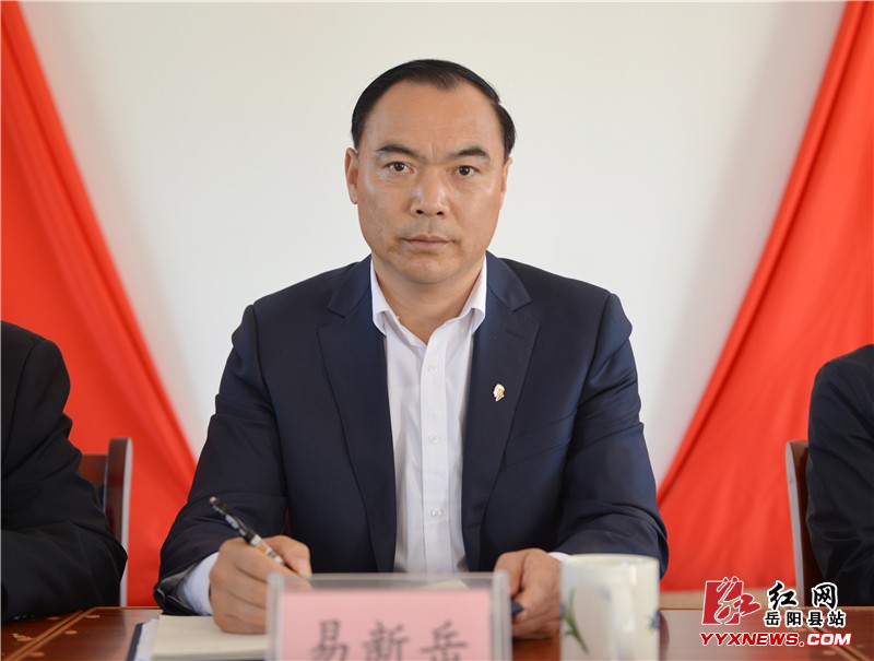 易新岳到杨林街镇溪源村指导扶贫工作