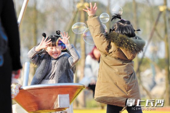 ����ͼ3����ͼ3���������磬�����������幫԰�ڣ��������ڿ��ĵ�׷�����ݡ������ΰ塣���������ǳǳ�ɳӭ���˾�Υ���������������׷��������⣬�����ⶬ��ů����  ������ɳ����ȫý�����  ��־ΰ ��