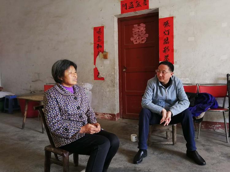 (县民政局党组书记,局长袁干保走访帮扶对象)