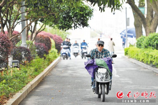 昨日下午,枫林一路上,市民骑着电动车经过。电动自行车“新国标”的实施,对于进一步规范交通秩序、确保交通安全无疑是个利好。