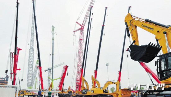 �������գ���ɳ���ʻ�չ�����ڣ�������Ա���ڽ�������ضԹ��̻�е�豸���а�װ�����ԡ���չ����ɳ����ȫý����� �ܰ�ƽ ��