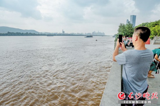 ����14�����磬�潭��ɳ�ζŸ����󸽽���Ѳ����Ա���ڲ쿴ˮ�顣������ɳ����ȫý����� �·� ��
