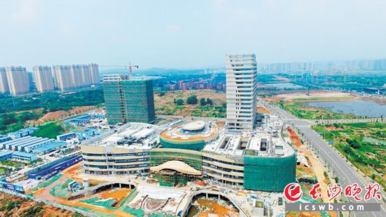 位于岳麓区洋湖街道的湖南妇女儿童医院正在进行扫尾施工,预计今年10月底试营开诊。长沙晚报全媒体记者 王志伟 摄