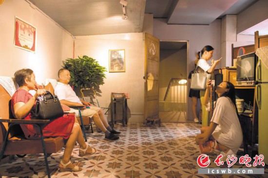 在“奇妙时空屋”,黑白电视机、单卡录音机、铁壳暖水瓶等老物件勾起游客无限回忆。 长沙晚报全媒体记者 黄启晴 摄