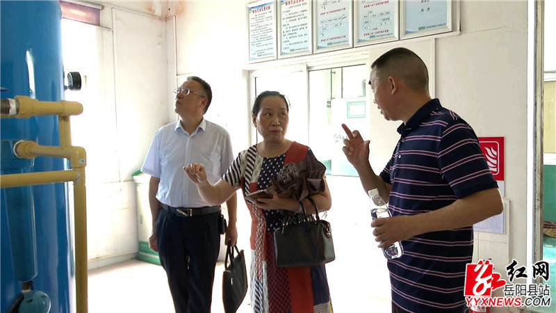 实地察看了中国水务投资有限公司消毒设备间_副本.jpg 实地察看了中国水务投资有限公司消毒设备间_副本.jpg