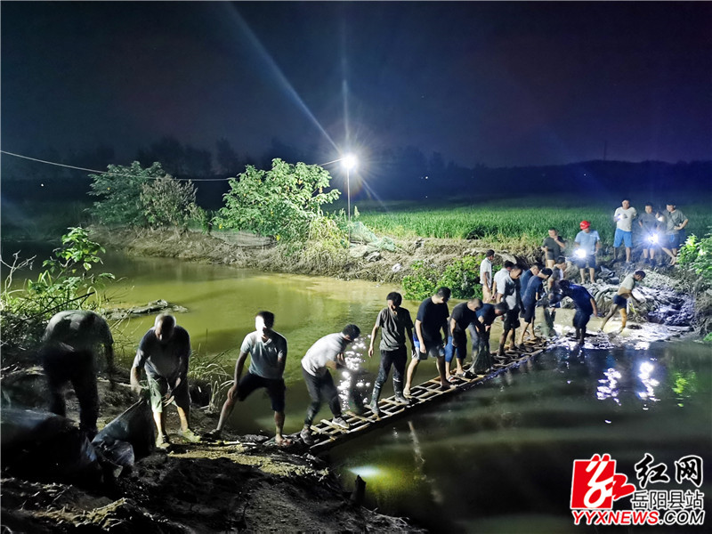 抢险现场 (1).jpg 抢险现场 (1).jpg