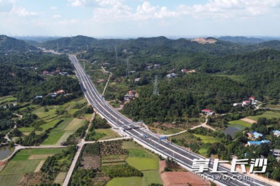 28日上午9时,作为长株潭“三干一轨”项目之一的洞株城际公路改扩建工程全线通车,长沙和株洲两地通勤时间缩短至28分钟。长沙晚报全媒体记者 王志伟 摄