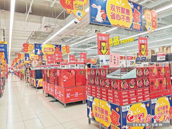 距中秋节还有一周,长沙市场的月饼已经琳琅满目了,各大超市都把月饼摆在最醒目的位置。长沙晚报全媒体记者 刘捷萍 摄