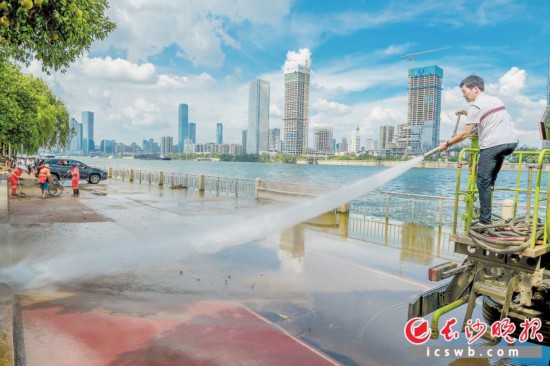 橘子洲亲水平台,橘子洲景区管理处志愿者正在洪水过后开展清淤工作,水枪、扫把、铲子齐上阵,擦洗栏杆、冲洗地面,忙得不亦乐乎。 长沙晚报全媒体记者 陈飞 摄