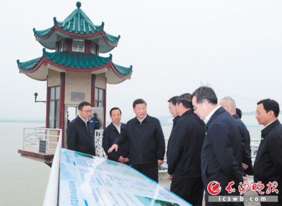 2018年4月25日下午,习近平在岳阳城陵矶水文站考察。