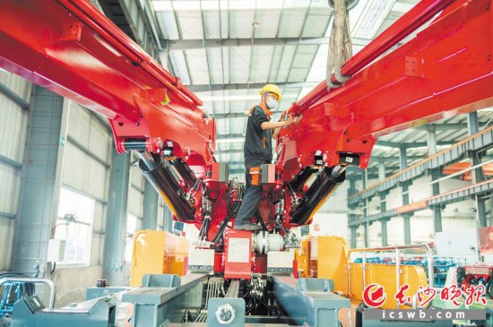 ������ɳ���ӡ�����֮�ǡ�������֮�ǡ�ת��������ͼΪ������װ���������� ,���˺ͻ�����Эͬ��������ɳ����ȫý����� ��־ΰ ��