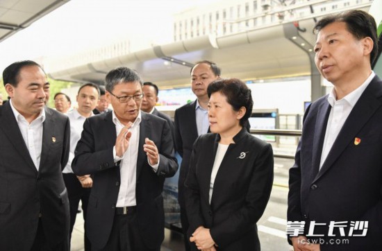 3月31日上午,省委常委、长沙市委书记吴桂英在株洲调研智能轨道交通系统。余劭劼 摄