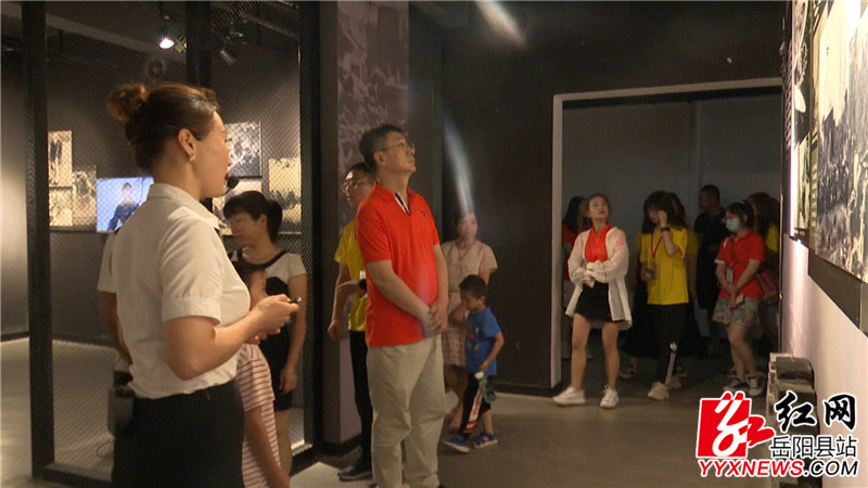 台胞一行参观新墙河抗战史实陈列馆.JPG 台胞一行参观新墙河抗战史实陈列馆.JPG