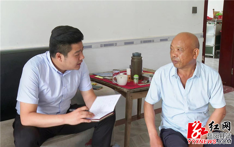 询问脱贫户身体和家庭生活情况.jpg 询问脱贫户身体和家庭生活情况.jpg