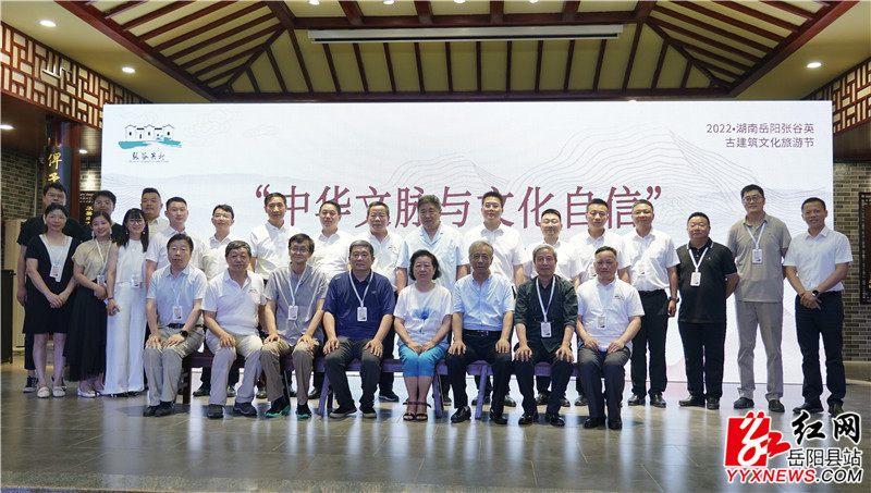 与专家、学者合影留念.jpg 与专家、学者合影留念.jpg