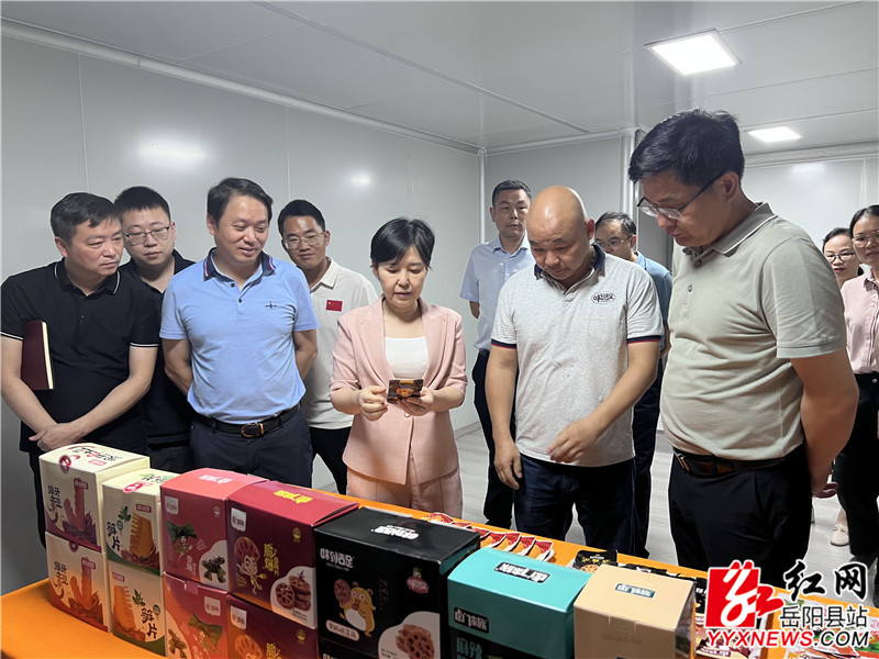 马娜参观天裕生态农业发展有限公司的产品_副本.jpg 马娜参观天裕生态农业发展有限公司的产品_副本.jpg