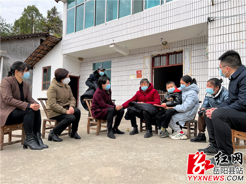 喻飞跃慰问困难家庭.jpg 喻飞跃慰问困难家庭.jpg