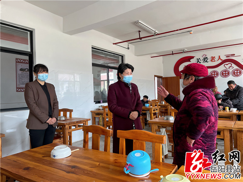 喻飞跃询问院中老人的起居生活情况.jpg 喻飞跃询问院中老人的起居生活情况.jpg