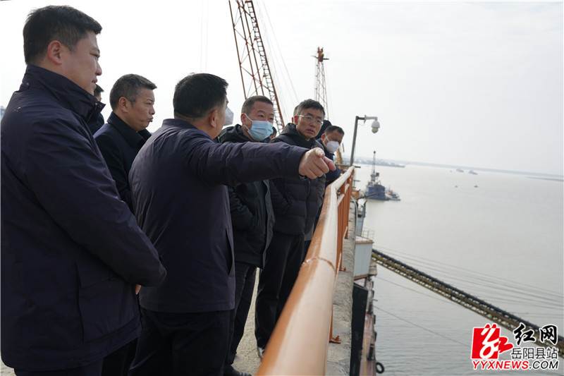 在鹿角港区国储能源码头进行现场察看_副本.jpg 在鹿角港区国储能源码头进行现场察看_副本.jpg