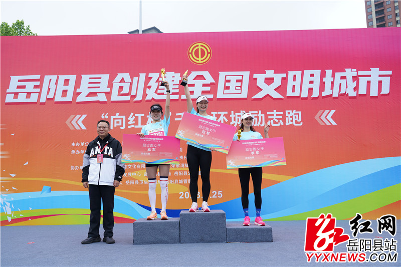 女子前三名.jpg 女子前三名.jpg