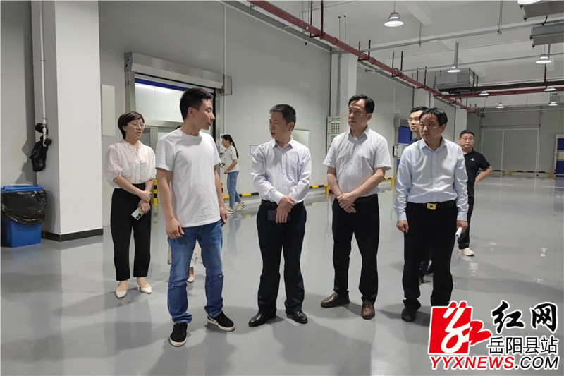 参观中正电子生产车间.jpg 参观中正电子生产车间.jpg