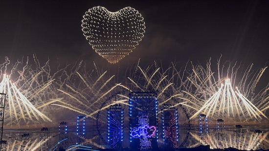 无人机烟花呈现的巨型爱心夜空燃情.人民网记者 吴茜薇摄